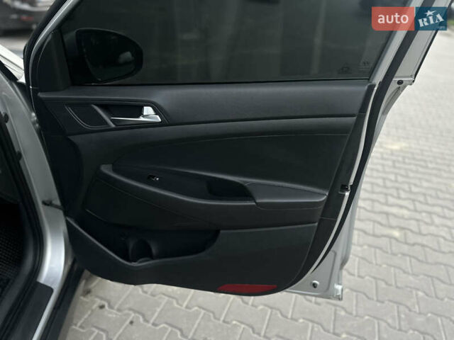 Сірий Хендай Туксон, об'ємом двигуна 2 л та пробігом 176 тис. км за 22999 $, фото 29 на Automoto.ua