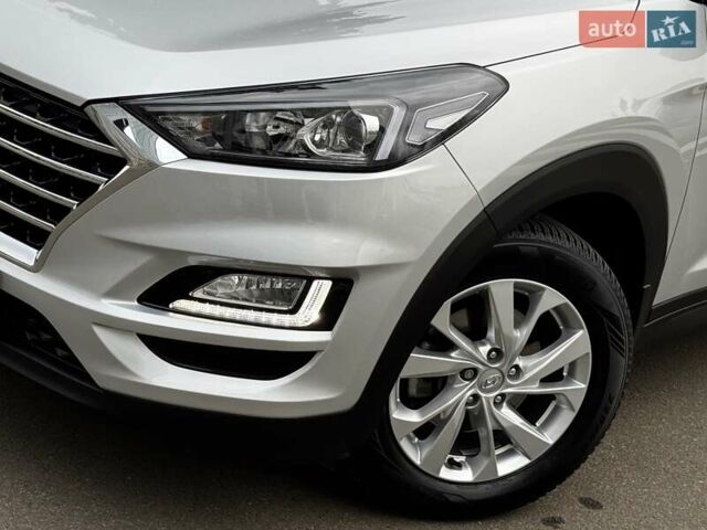 Серый Хендай Туксон, объемом двигателя 2 л и пробегом 32 тыс. км за 22800 $, фото 5 на Automoto.ua