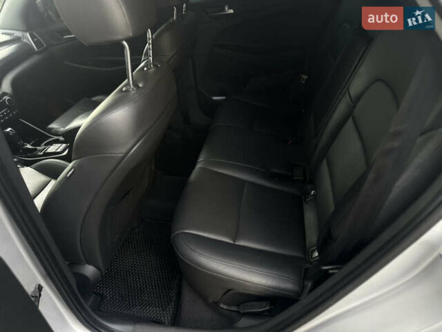Сірий Хендай Туксон, об'ємом двигуна 2 л та пробігом 176 тис. км за 22999 $, фото 27 на Automoto.ua