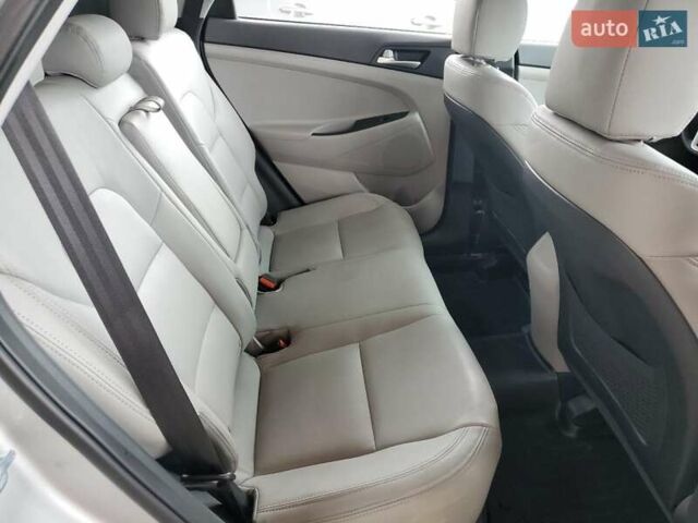 Серый Хендай Туксон, объемом двигателя 2 л и пробегом 104 тыс. км за 5600 $, фото 10 на Automoto.ua