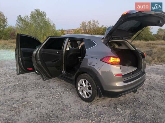 Серый Хендай Туксон, объемом двигателя 2 л и пробегом 92 тыс. км за 23500 $, фото 2 на Automoto.ua