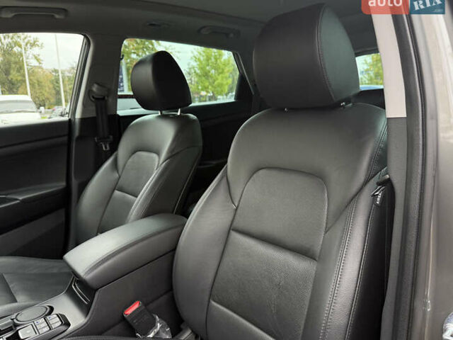 Серый Хендай Туксон, объемом двигателя 2 л и пробегом 28 тыс. км за 32800 $, фото 21 на Automoto.ua