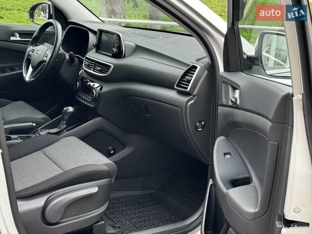 Серый Хендай Туксон, объемом двигателя 2 л и пробегом 32 тыс. км за 22800 $, фото 39 на Automoto.ua