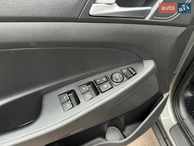 Серый Хендай Туксон, объемом двигателя 2 л и пробегом 28 тыс. км за 32800 $, фото 26 на Automoto.ua