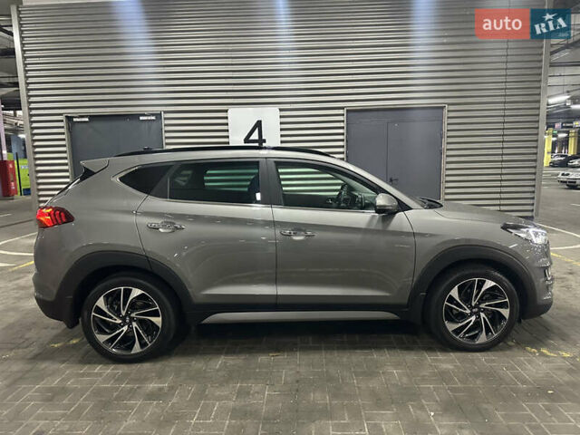 Серый Хендай Туксон, объемом двигателя 2 л и пробегом 28 тыс. км за 30200 $, фото 3 на Automoto.ua