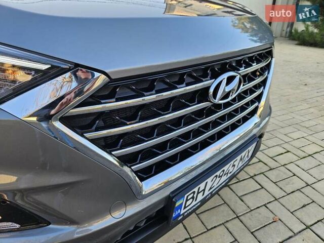 Серый Хендай Туксон, объемом двигателя 2 л и пробегом 21 тыс. км за 22500 $, фото 4 на Automoto.ua