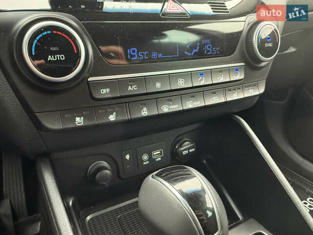 Серый Хендай Туксон, объемом двигателя 2 л и пробегом 28 тыс. км за 32800 $, фото 41 на Automoto.ua