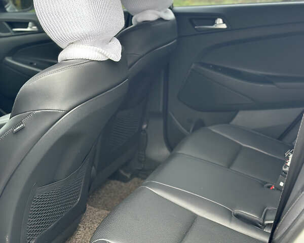 Серый Хендай Туксон, объемом двигателя 2 л и пробегом 149 тыс. км за 27500 $, фото 7 на Automoto.ua