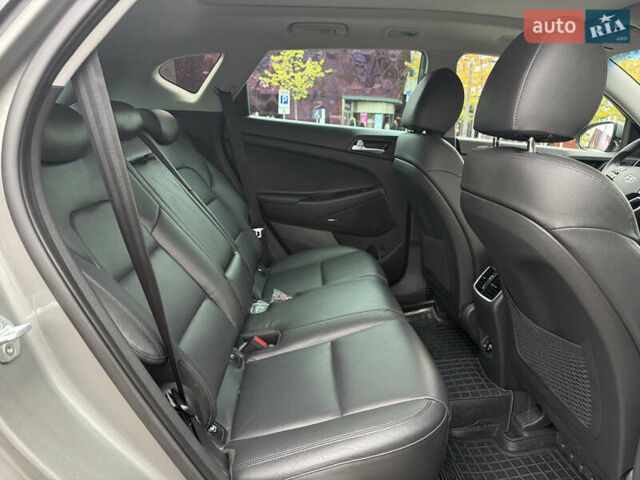 Серый Хендай Туксон, объемом двигателя 2 л и пробегом 28 тыс. км за 32800 $, фото 48 на Automoto.ua