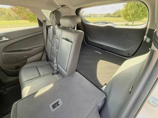 Сірий Хендай Туксон, об'ємом двигуна 2.4 л та пробігом 45 тис. км за 6000 $, фото 12 на Automoto.ua