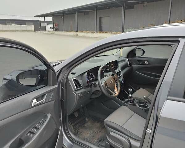 Серый Хендай Туксон, объемом двигателя 2 л и пробегом 60 тыс. км за 19500 $, фото 9 на Automoto.ua