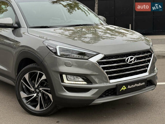 Серый Хендай Туксон, объемом двигателя 2 л и пробегом 28 тыс. км за 32800 $, фото 2 на Automoto.ua