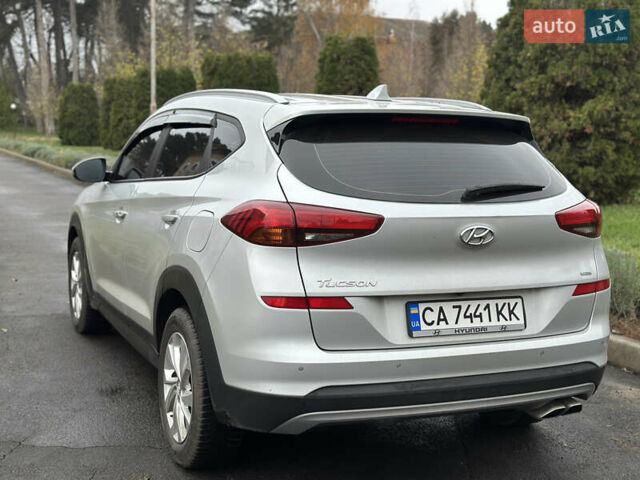 Серый Хендай Туксон, объемом двигателя 2 л и пробегом 149 тыс. км за 27500 $, фото 4 на Automoto.ua