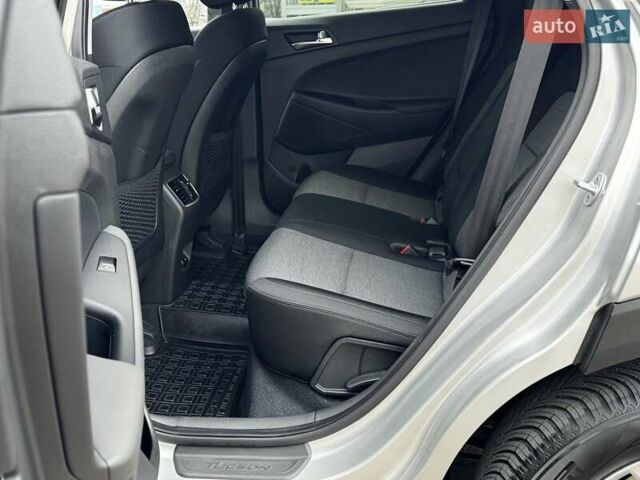 Серый Хендай Туксон, объемом двигателя 2 л и пробегом 32 тыс. км за 22800 $, фото 33 на Automoto.ua