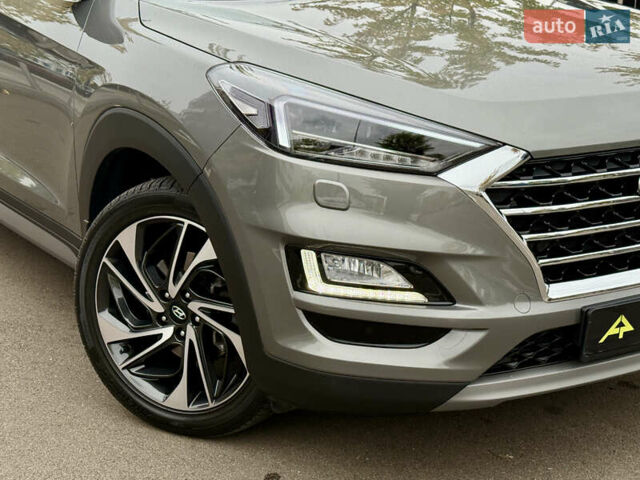 Серый Хендай Туксон, объемом двигателя 2 л и пробегом 28 тыс. км за 32800 $, фото 3 на Automoto.ua