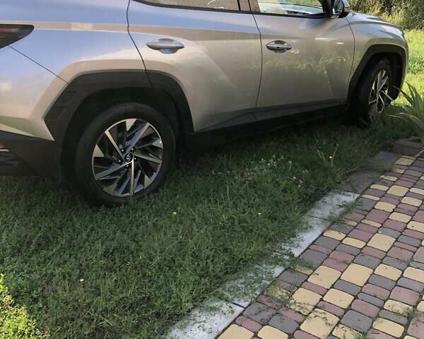 Серый Хендай Туксон, объемом двигателя 2 л и пробегом 42 тыс. км за 26000 $, фото 2 на Automoto.ua