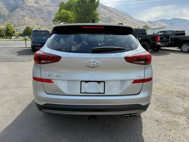 Серый Хендай Туксон, объемом двигателя 2.4 л и пробегом 18 тыс. км за 16000 $, фото 5 на Automoto.ua