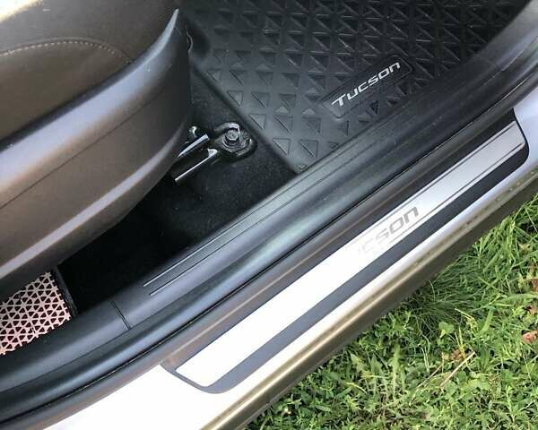 Серый Хендай Туксон, объемом двигателя 2 л и пробегом 42 тыс. км за 26000 $, фото 15 на Automoto.ua