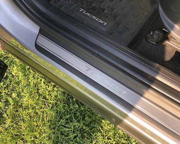 Серый Хендай Туксон, объемом двигателя 2 л и пробегом 42 тыс. км за 26000 $, фото 9 на Automoto.ua