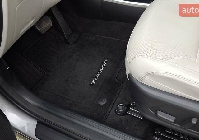 Серый Хендай Туксон, объемом двигателя 1.6 л и пробегом 77 тыс. км за 32400 $, фото 15 на Automoto.ua