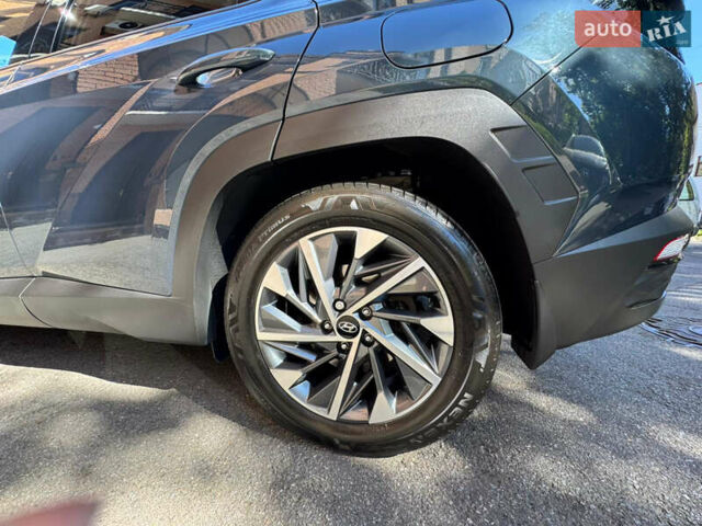 Серый Хендай Туксон, объемом двигателя 1.6 л и пробегом 53 тыс. км за 37000 $, фото 4 на Automoto.ua