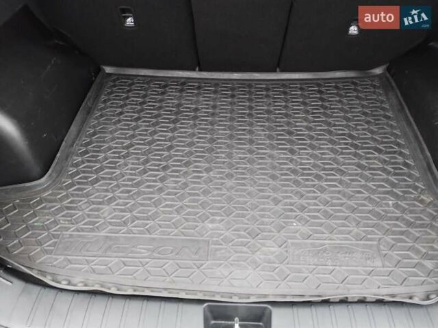 Сірий Хендай Туксон, об'ємом двигуна 2 л та пробігом 38 тис. км за 27000 $, фото 33 на Automoto.ua