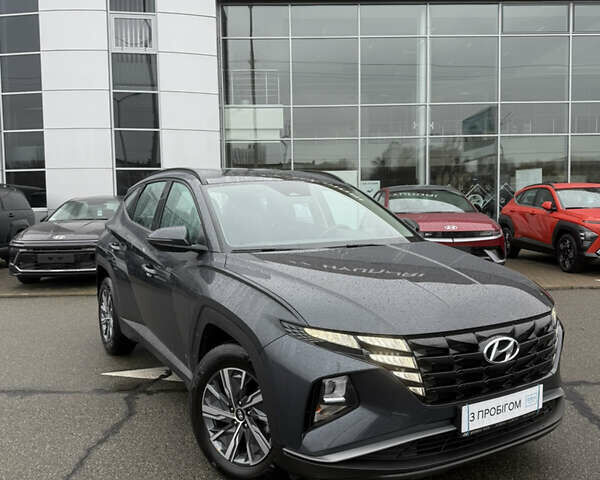 Серый Хендай Туксон, объемом двигателя 2 л и пробегом 11 тыс. км за 25200 $, фото 3 на Automoto.ua