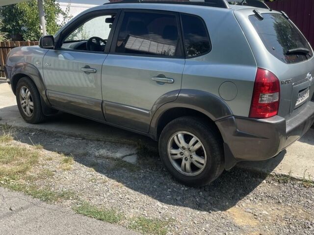 Серый Хендай Туксон, объемом двигателя 2 л и пробегом 250 тыс. км за 5800 $, фото 1 на Automoto.ua