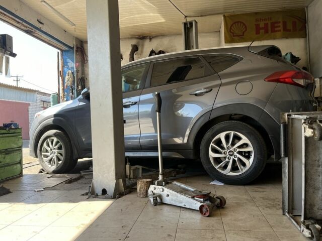 Серый Хендай Туксон, объемом двигателя 2 л и пробегом 86 тыс. км за 15600 $, фото 3 на Automoto.ua