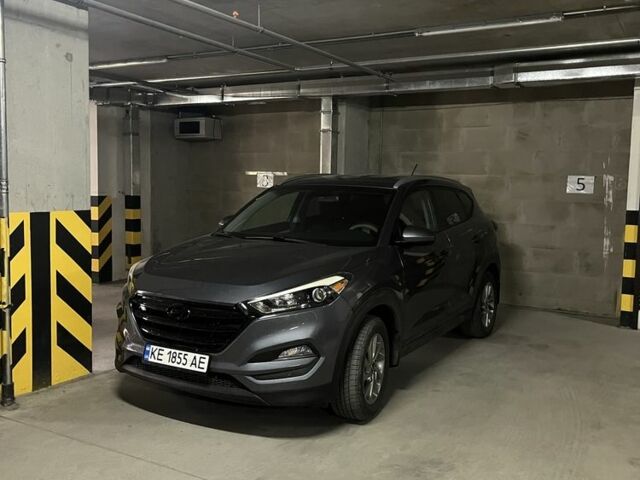 Серый Хендай Туксон, объемом двигателя 2 л и пробегом 86 тыс. км за 15600 $, фото 2 на Automoto.ua