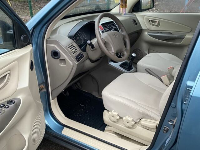 Синий Хендай Туксон, объемом двигателя 2 л и пробегом 220 тыс. км за 6600 $, фото 4 на Automoto.ua