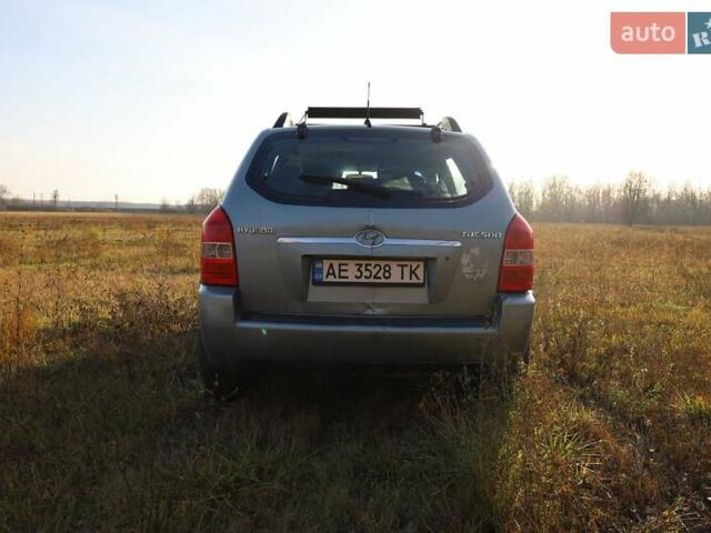 Синий Хендай Туксон, объемом двигателя 1.98 л и пробегом 280 тыс. км за 4800 $, фото 4 на Automoto.ua