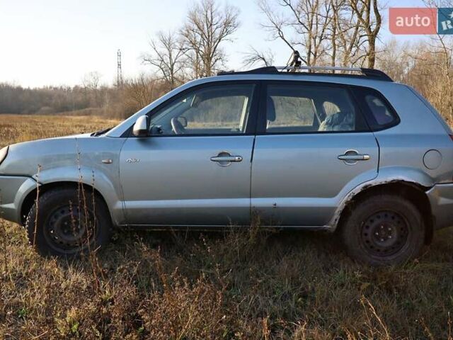 Синий Хендай Туксон, объемом двигателя 1.98 л и пробегом 280 тыс. км за 4800 $, фото 2 на Automoto.ua