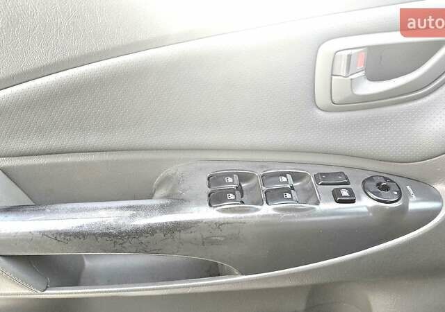 Синий Хендай Туксон, объемом двигателя 1.99 л и пробегом 313 тыс. км за 6000 $, фото 13 на Automoto.ua