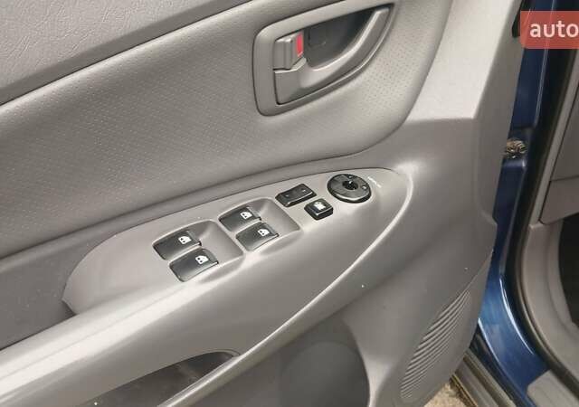 Синий Хендай Туксон, объемом двигателя 2.66 л и пробегом 320 тыс. км за 5500 $, фото 8 на Automoto.ua