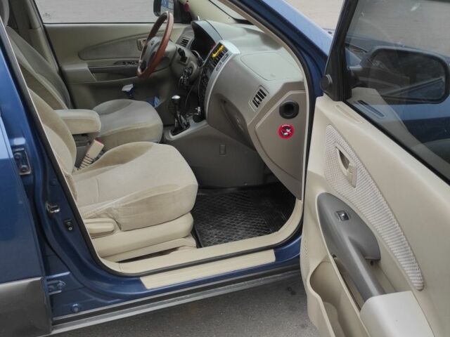 Синий Хендай Туксон, объемом двигателя 2 л и пробегом 225 тыс. км за 7300 $, фото 9 на Automoto.ua