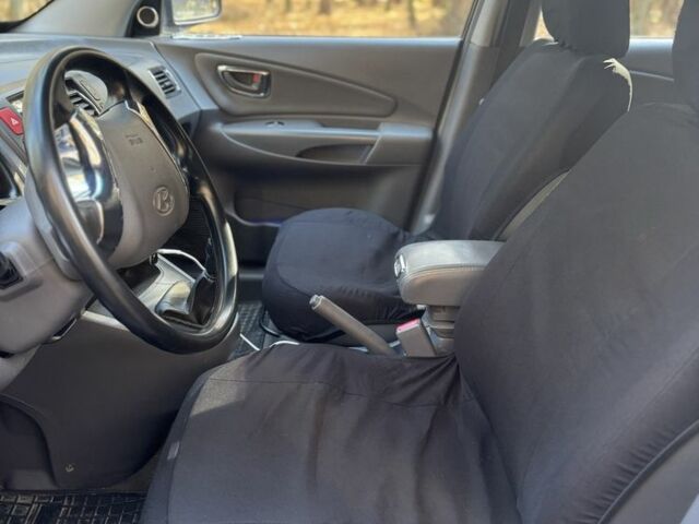 Синий Хендай Туксон, объемом двигателя 2 л и пробегом 291 тыс. км за 3400 $, фото 6 на Automoto.ua