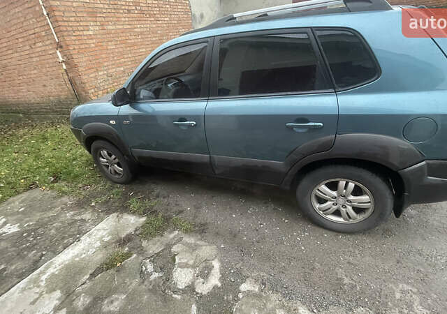 Синий Хендай Туксон, объемом двигателя 1.98 л и пробегом 277 тыс. км за 7500 $, фото 2 на Automoto.ua