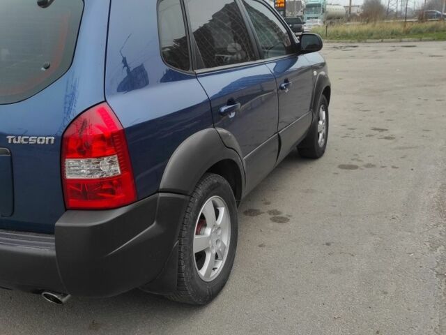 Синий Хендай Туксон, объемом двигателя 2 л и пробегом 225 тыс. км за 7300 $, фото 3 на Automoto.ua