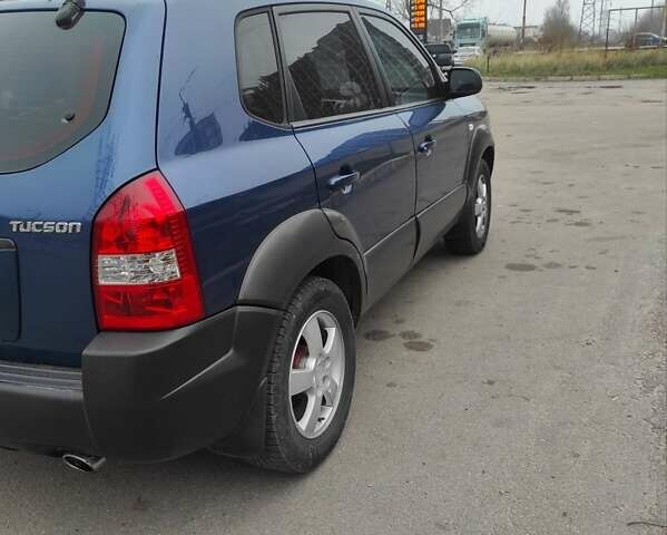 Синий Хендай Туксон, объемом двигателя 2 л и пробегом 225 тыс. км за 7300 $, фото 3 на Automoto.ua
