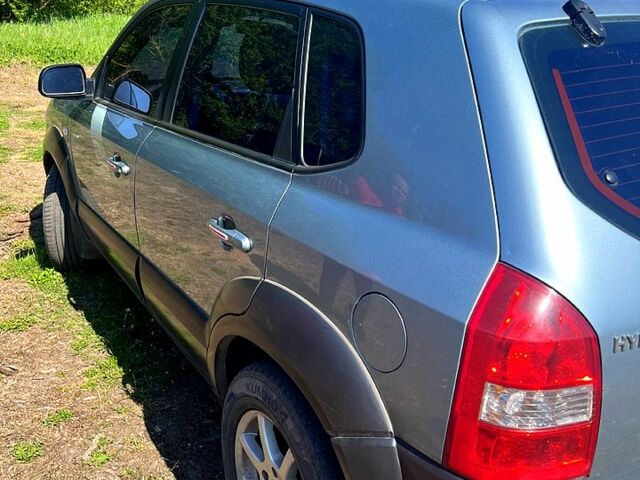 Синий Хендай Туксон, объемом двигателя 2 л и пробегом 280 тыс. км за 7500 $, фото 3 на Automoto.ua
