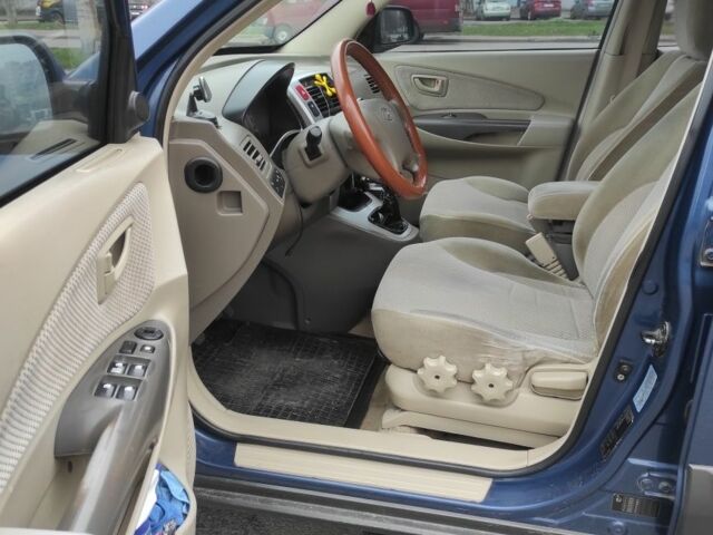 Синий Хендай Туксон, объемом двигателя 2 л и пробегом 225 тыс. км за 7300 $, фото 7 на Automoto.ua