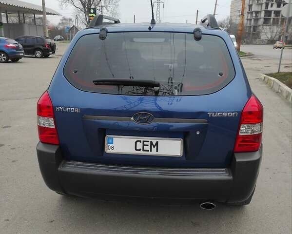 Синий Хендай Туксон, объемом двигателя 2 л и пробегом 225 тыс. км за 7300 $, фото 5 на Automoto.ua