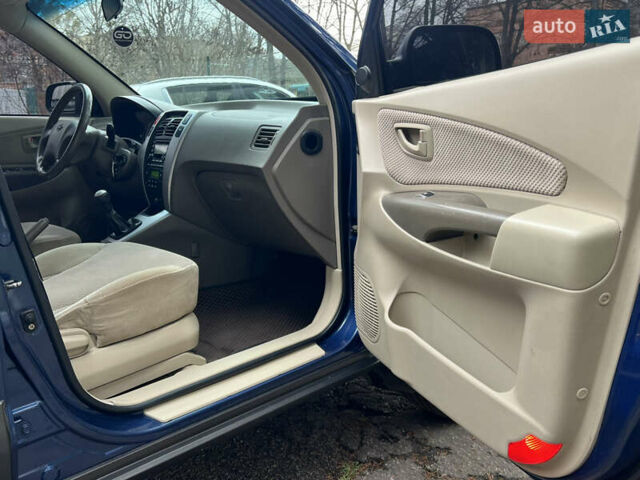 Синий Хендай Туксон, объемом двигателя 2 л и пробегом 190 тыс. км за 7500 $, фото 25 на Automoto.ua