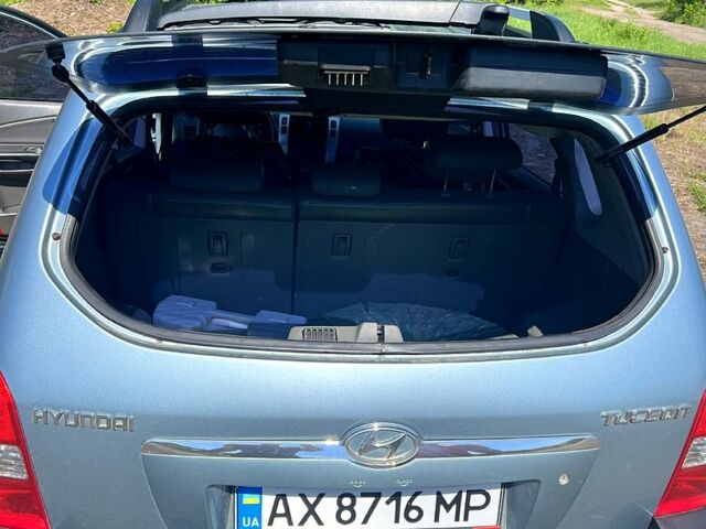 Синий Хендай Туксон, объемом двигателя 2 л и пробегом 280 тыс. км за 7500 $, фото 6 на Automoto.ua