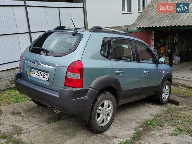 Синий Хендай Туксон, объемом двигателя 1.98 л и пробегом 131 тыс. км за 8000 $, фото 3 на Automoto.ua