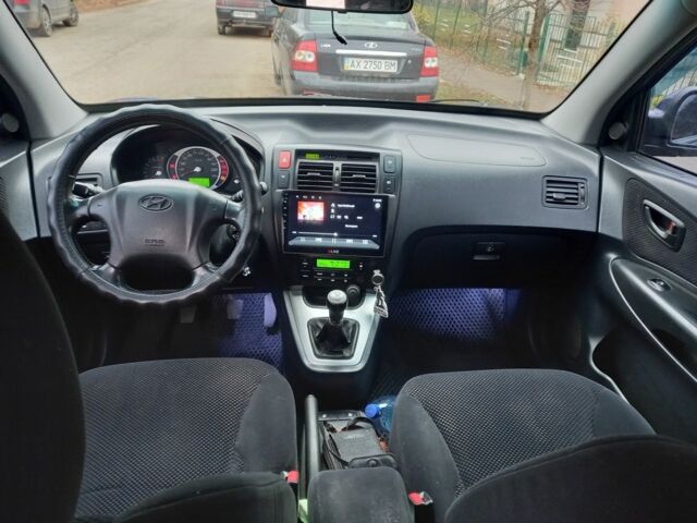 Синий Хендай Туксон, объемом двигателя 2 л и пробегом 170 тыс. км за 8500 $, фото 6 на Automoto.ua