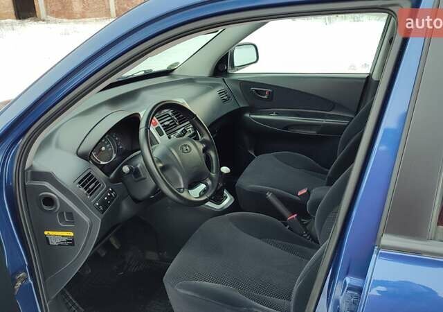 Синий Хендай Туксон, объемом двигателя 1.98 л и пробегом 228 тыс. км за 7700 $, фото 5 на Automoto.ua