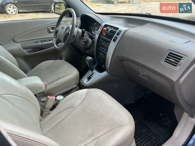 Синий Хендай Туксон, объемом двигателя 1.98 л и пробегом 210 тыс. км за 4500 $, фото 12 на Automoto.ua