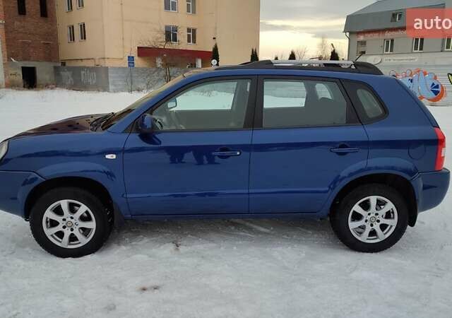 Синий Хендай Туксон, объемом двигателя 1.98 л и пробегом 228 тыс. км за 7700 $, фото 2 на Automoto.ua